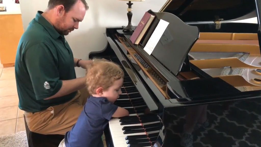 El tierno vídeo de un niño sin brazos aprendiendo a tocar un villancico con el piano