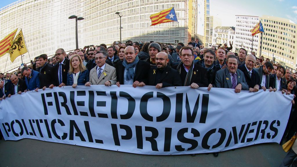 Los 200 alcaldes soberanistas llegan a Bruselas a gritos de "libertad presos políticos"