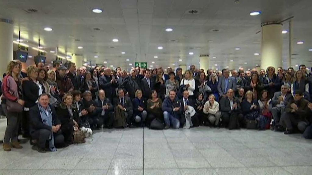200 alcaldes soberanistas, en Bruselas para pedir a Europa "que deje de mirar hacia otro lado" 200 alcaldes soberanistas, en Bruselas para pedir a Europa "que deje de mirar hacia otro lado"