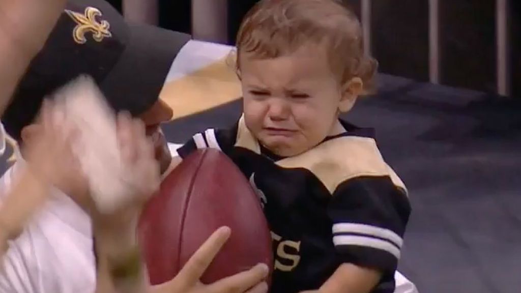 La viral reacción de este niño al recibir el balón del último touchdown de su equipo