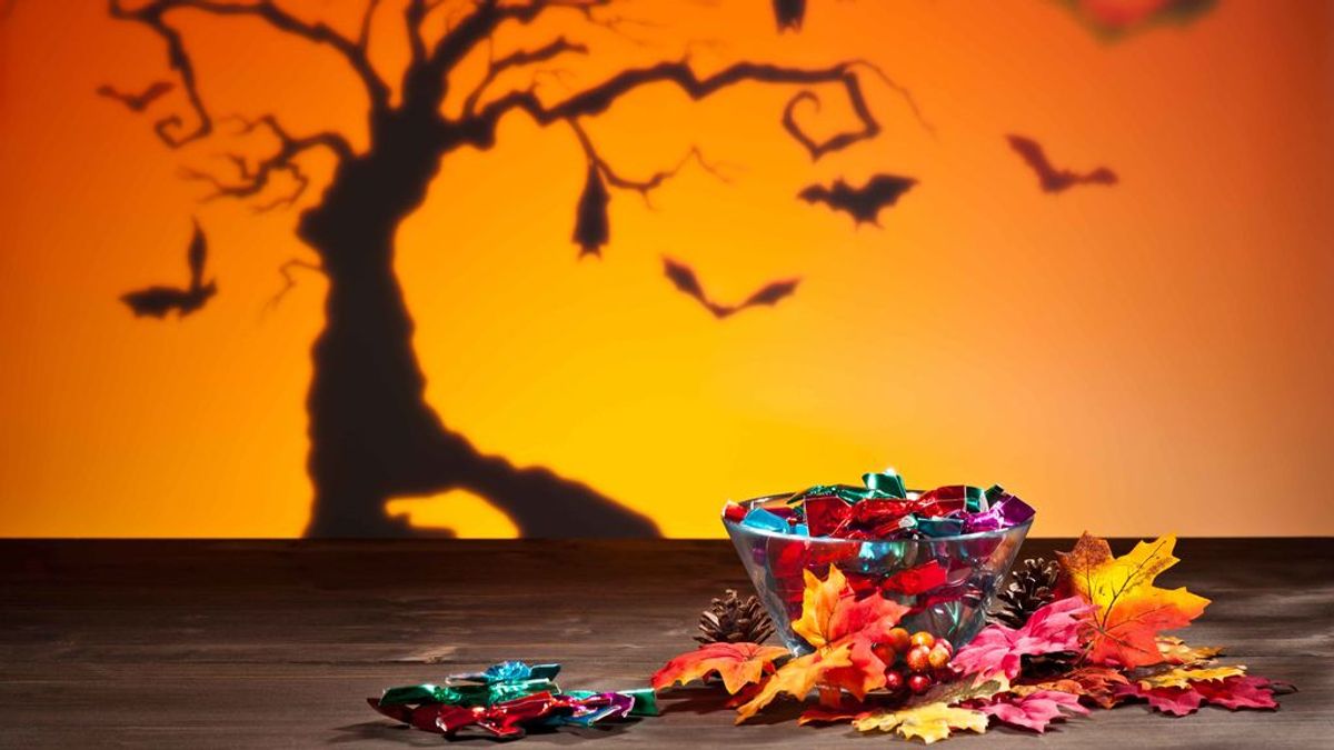 Un padre revisa los dulces que recibe su hijo en Halloween y descubre algo increíble