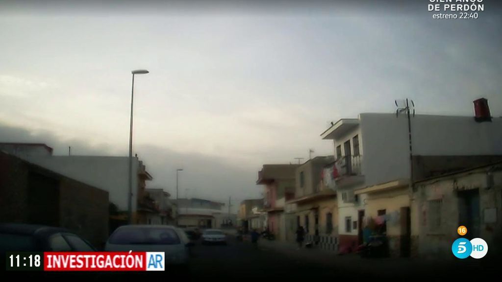 Un equipo de 'AR' entra en la calle de Cerro Blanco tres semanas después del triple crimen