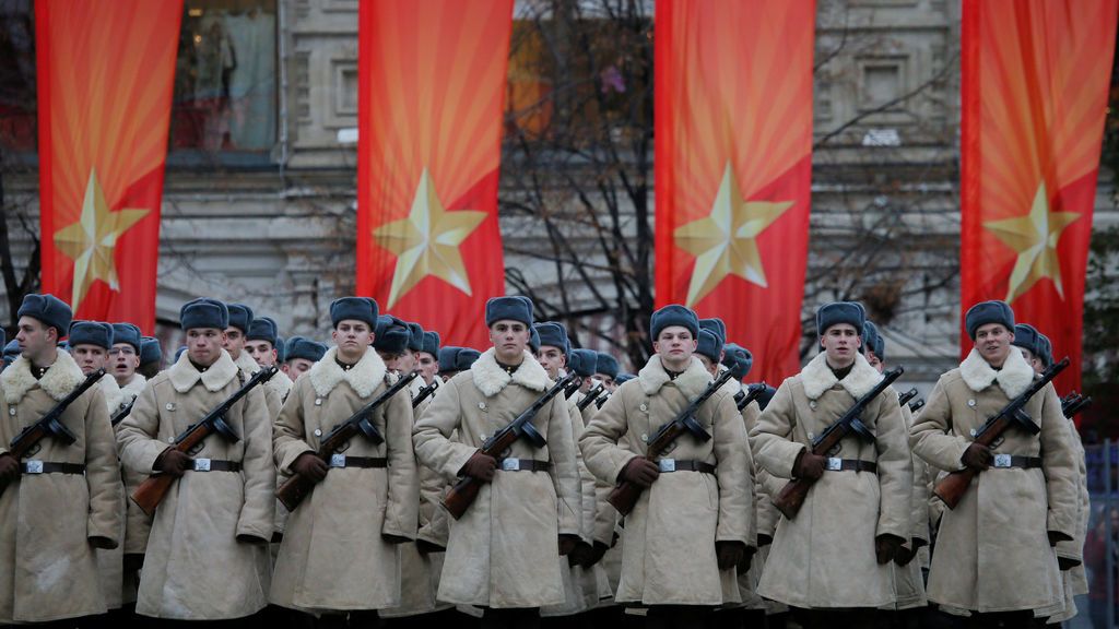 Militares vestidos con uniformes históricos esperan antes de un desfile militar que marca el aniversario del desfile de 1941, cuando los soldados soviéticos marcharon hacia el frente de la Segunda Guerra Mundial, en la Plaza Roja en Moscú, Rusia