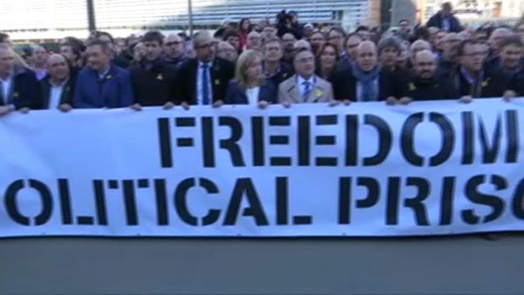 Los alcaldes independestistas arropan a Puigdemont en Bruselas