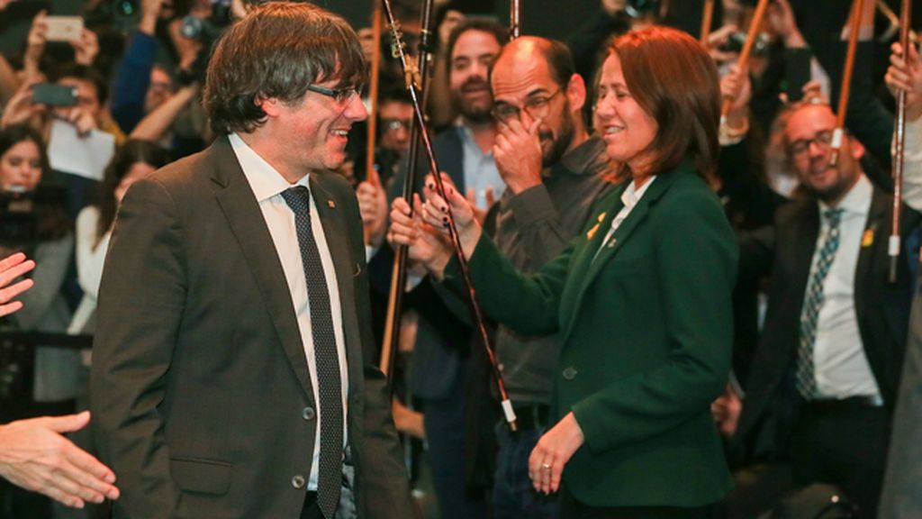Recibimiento por todo lo alto a Puigdemont a su llegada al acto de los 200 alcaldes en Bruselas