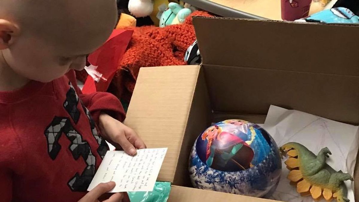 Un niño con cáncer terminal pide recibir postales de Navidad y le envían 14.000 en un día