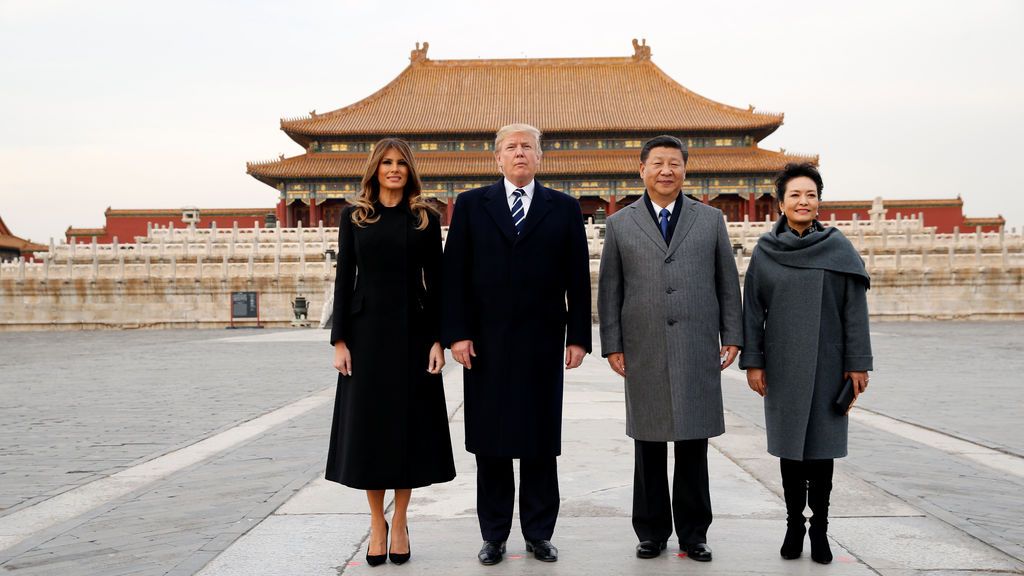 El presidente estadounidense Donald Trump y la primera dama estadounidense Melania visitan la Ciudad Prohibida con el presidente de China, Xi Jinping, y la primera dama de China, Peng Liyuan, en Beijing, China