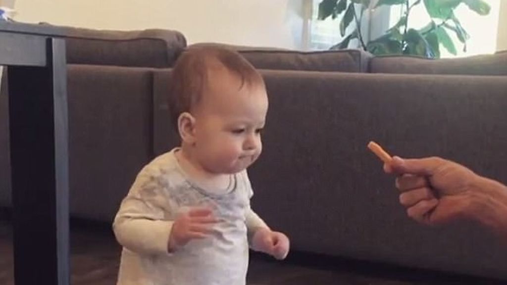 El vídeo que muestra cómo motiva un padre a su bebé para que dé sus primeros pasos