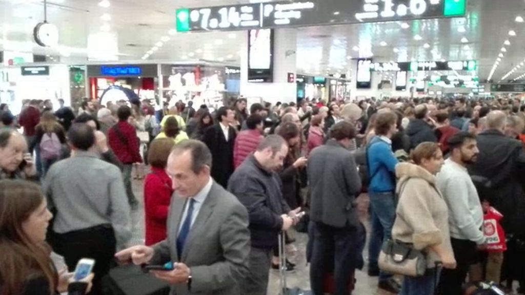 Indignación entre los pasajeros que no pueden tomar el AVE en Sants por la huelga