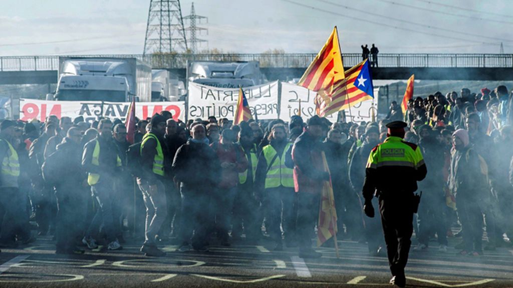 Los mossos cargan contra los huelguistas que cortaban la AP-7 de Barcelona