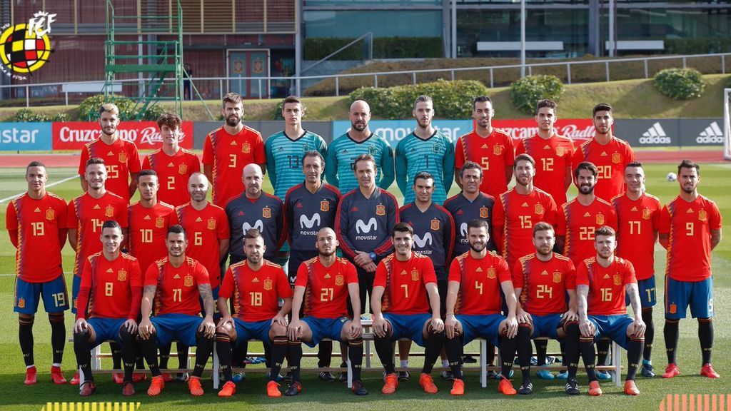 La selección posa con la polémica camiseta que utilizará en el Mundial de Rusia La selección posa con la polémica camiseta que utilizará en el Mundial de Rusia