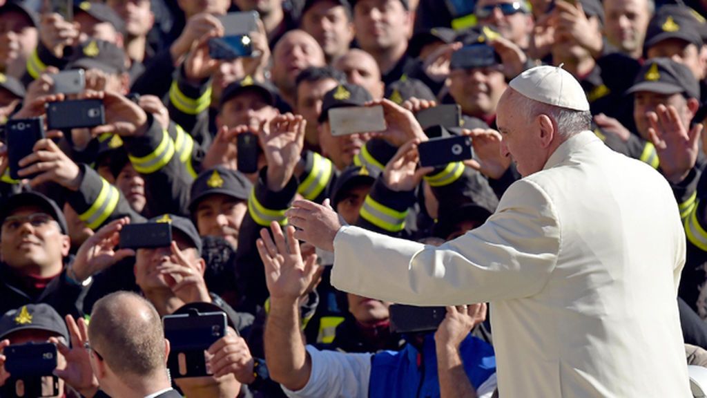 El Papa Francisco durante la Audiencia: "Levantad los corazones, no los móviles"