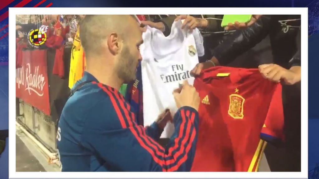 ¿Qué hace Andrés Iniesta cuando le piden que firme un autógrafo en la camiseta del Real Madrid?