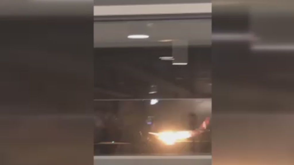 El momento en el que el motor de un avión empieza a arder en el Aeropuerto de Seattle