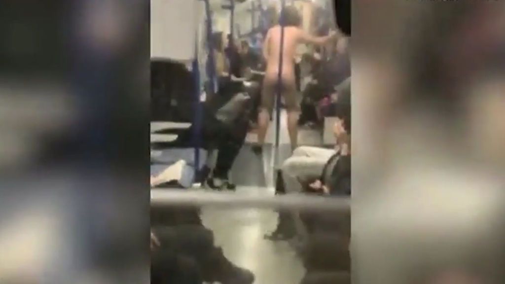 El desconcertante momento en el que un hombre baila desnudo en un vagón de metro