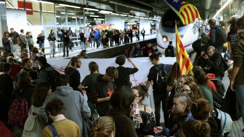 Unos 500 estudiantes cortan las vías del AVE en la estación de Sants de Barcelona