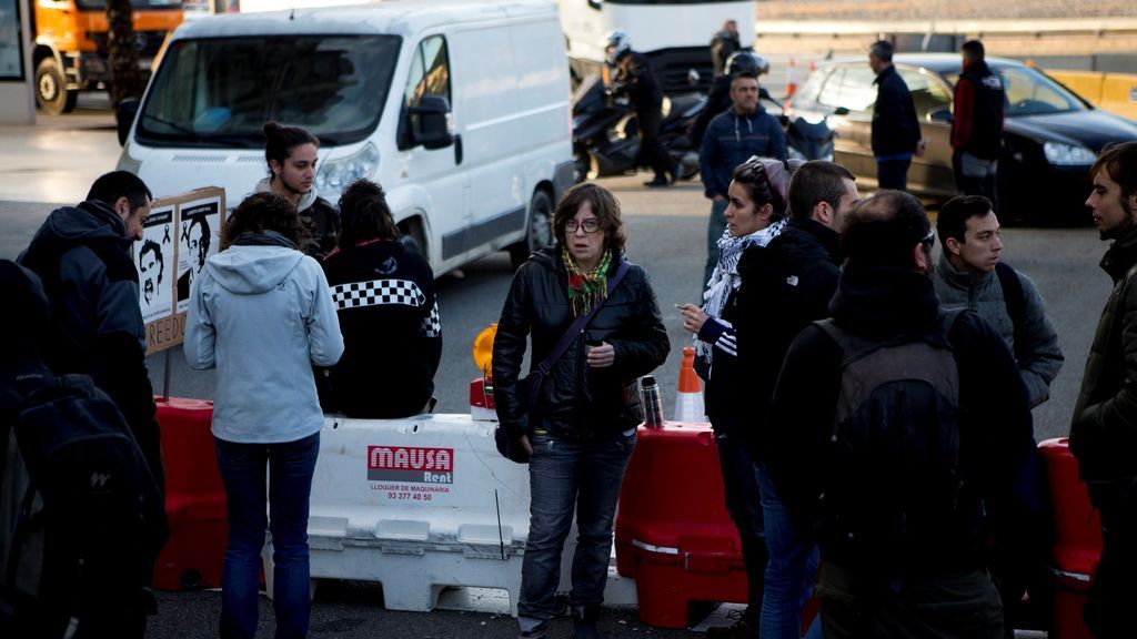 Los Mossos desalojan a decenas de personas que cortaban el tráfico en la Plaza de Cerdà en Barcelona
