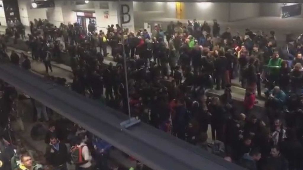 Los manifestantes impiden la circulación de tres trenes AVE en Gerona