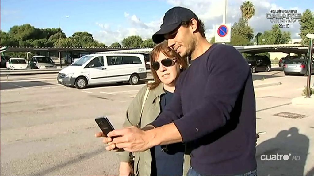 ¡Crack! Rafa Nadal se para a hacerse un selfie con una fan… y acaba enseñándole cómo se hacen