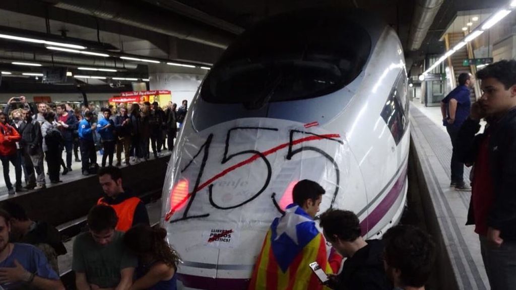 Cientos de estudiantes cortan las vías del AVE en Barcelona y Girona