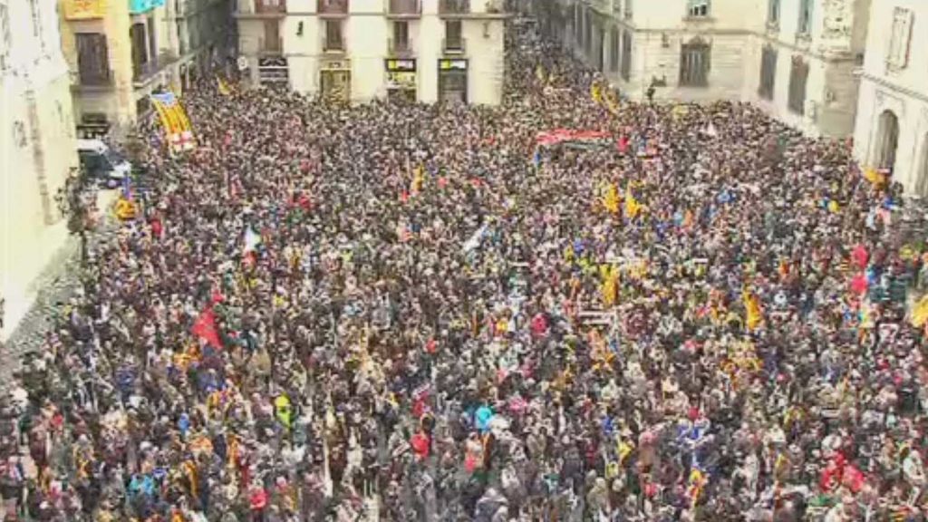 Concentración multitudinaria en la plaza de Sant Jaume de Barcelona