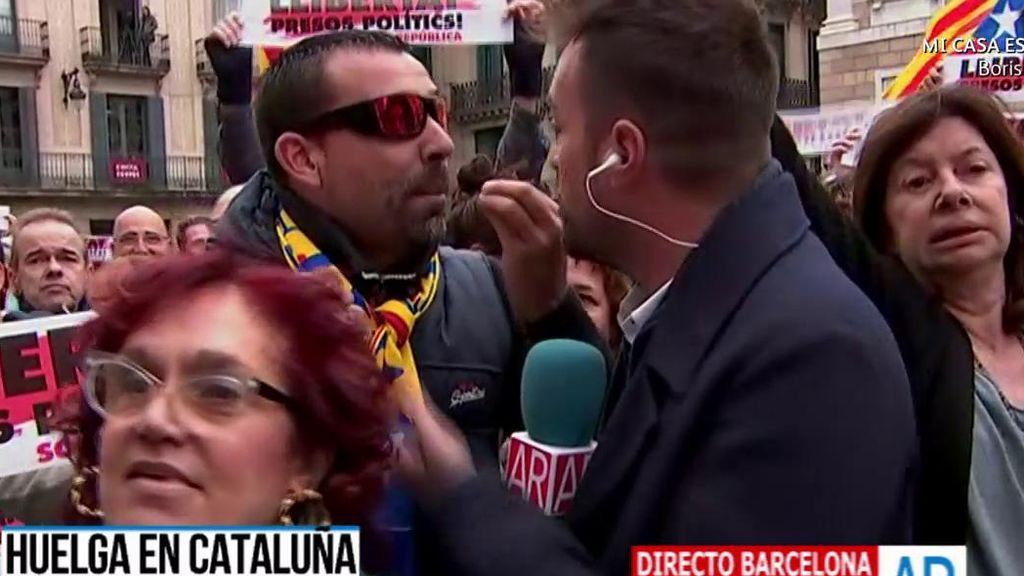 Un huelguista independentista se encara con Miquel Valls al grito de "Ana Rosa, mentirosa"