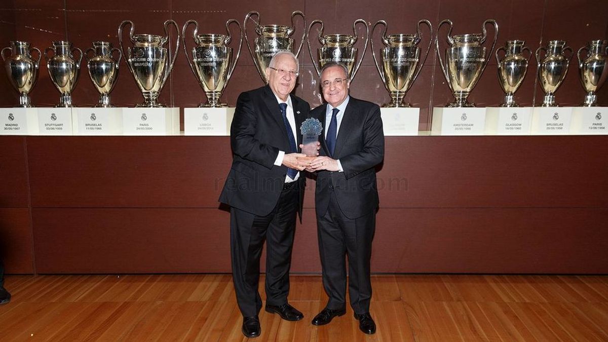 El presidente de Israel visita el Bernabéu y posa junto a las doce Champions con una camiseta del Real Madrid