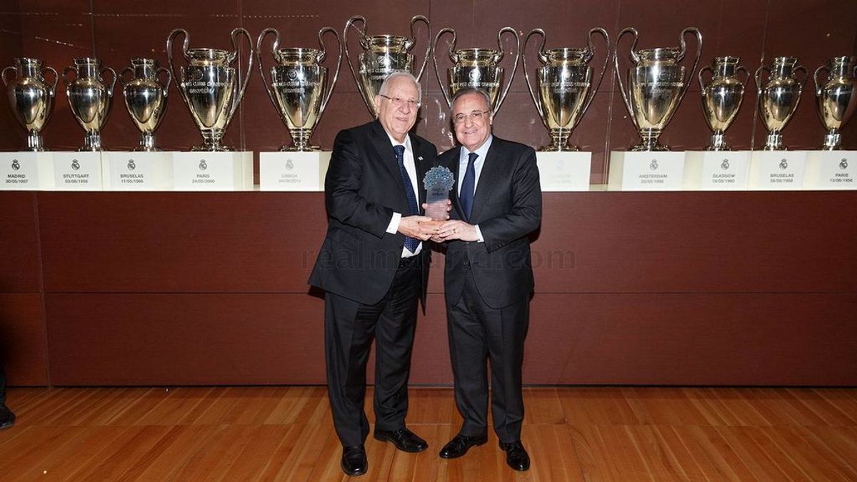El presidente de Israel visita el Bernabéu y posa junto a las doce Champions con una camiseta del Real Madrid El presidente de Israel visita el Bernabéu y posa junto a las doce Champions con una camiseta del Real Madrid