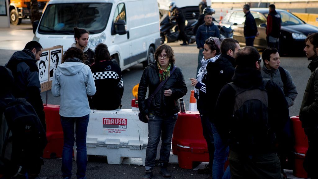 Los Mossos desalojan a decenas de personas que cortaban el tráfico en la Plaza de Cerdà en Barcelona