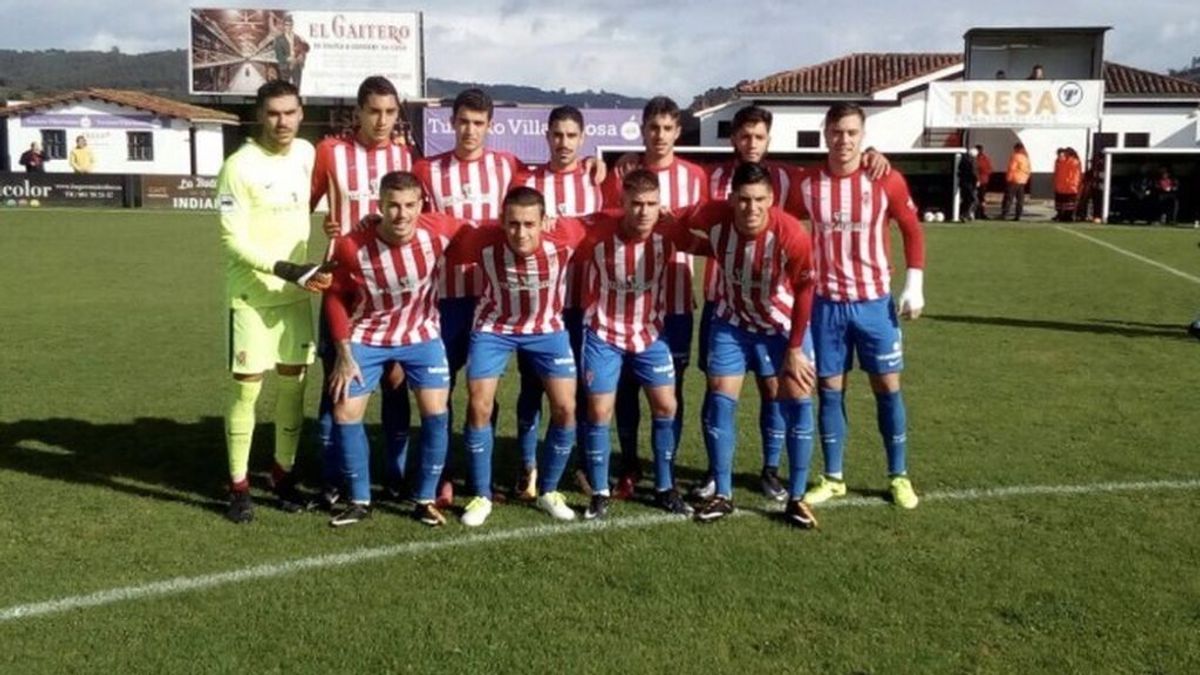 Indignación por una foto de los jugadores del filial del Sporting de Gijón con ultras haciendo el saludo fascista