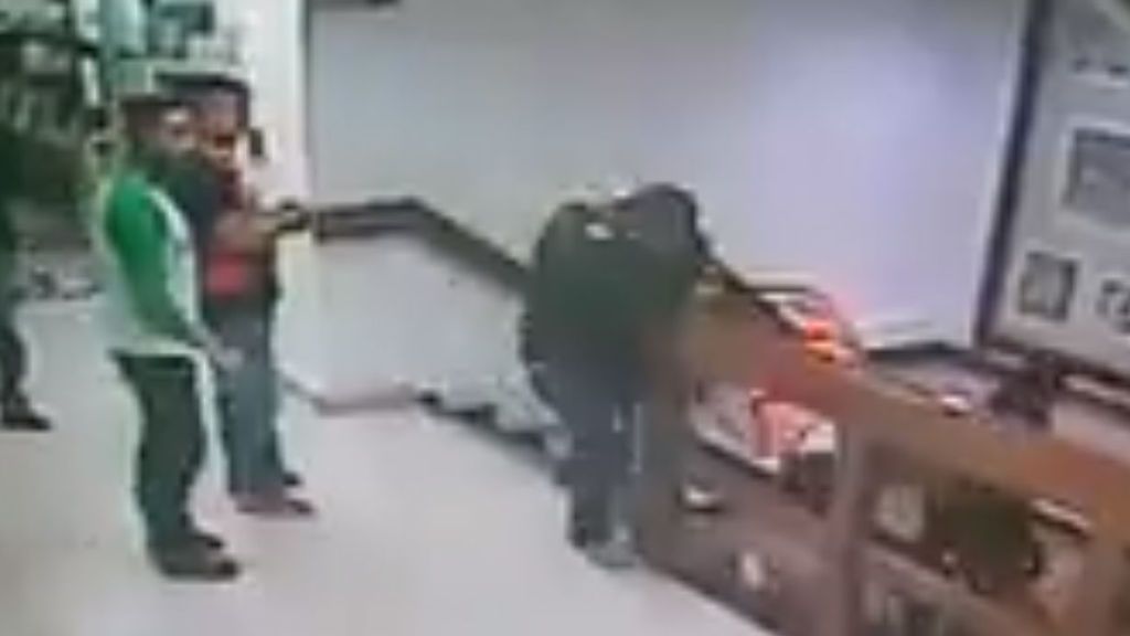 Un violento secuestrador se lanza por el hueco de la escalera tras ser detenido por la policía