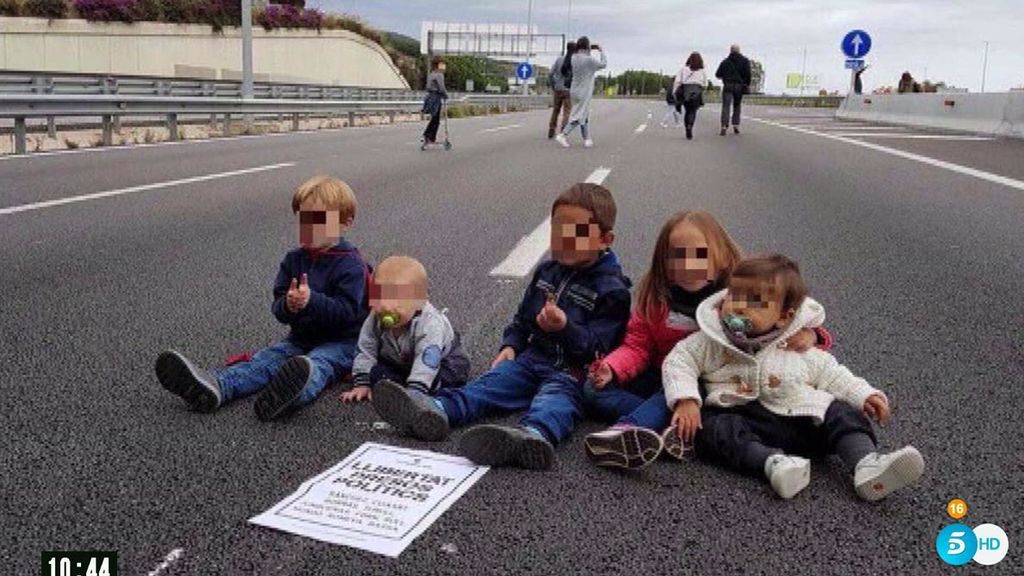 Una foto de cinco bebés en la huelga de Cataluña desata la polémica: ¿se está utilizando a los menores?
