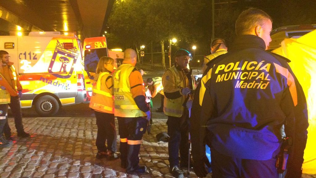 Fallece un motorista de 26 años tras impactar contra una acera en el centro de Madrid