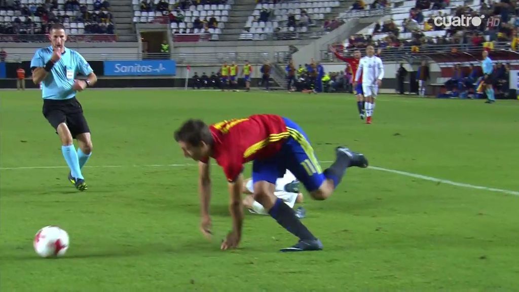 Ejemplo de oro de La Rojita: el árbitro iba a pitar penalti pero Oyarzabal continúa la jugada porque no lo es