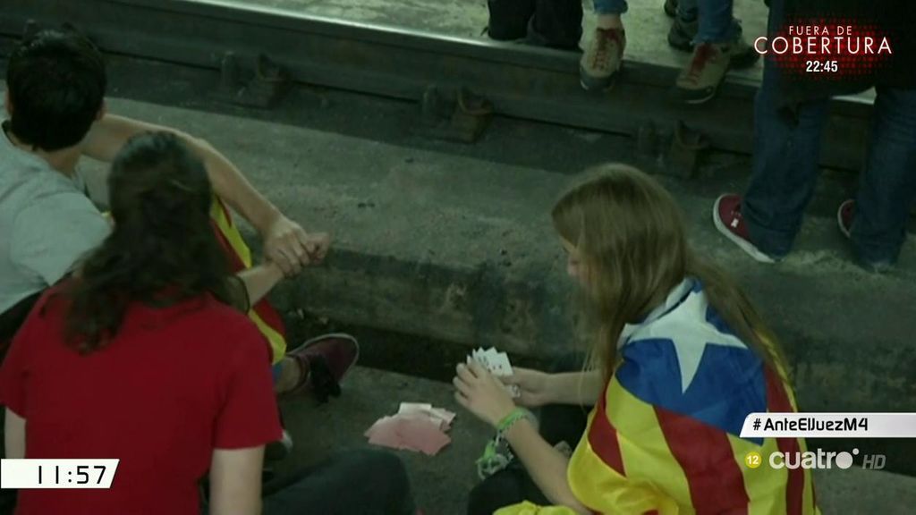 Los manifestantes juegan a las cartas en las vías del tren: así se vivió la huelga en Cataluña