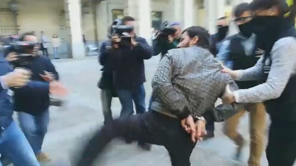 A patadas contra la prensa el acusado de violar, quemar y matar a una mujer en Sevilla