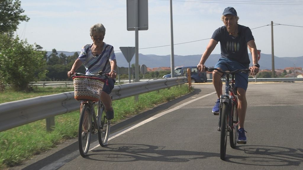 Jesús Calleja y el actor Álex González visitan la Ría de Arousa en 'Volando voy'.