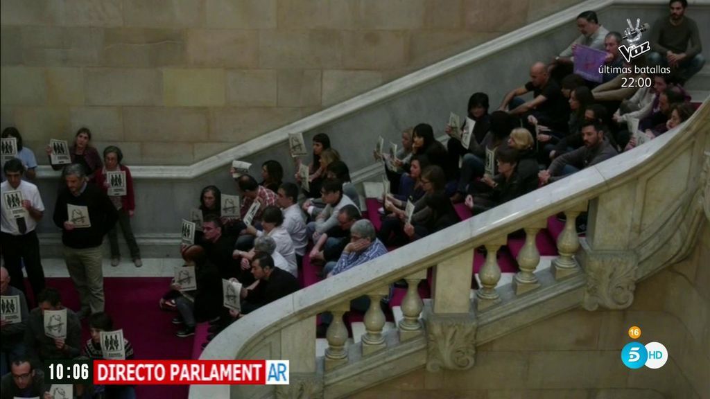 Los funcionarios del Parlament protestan con una sentada pidiendo "libertad para los presos políticos"