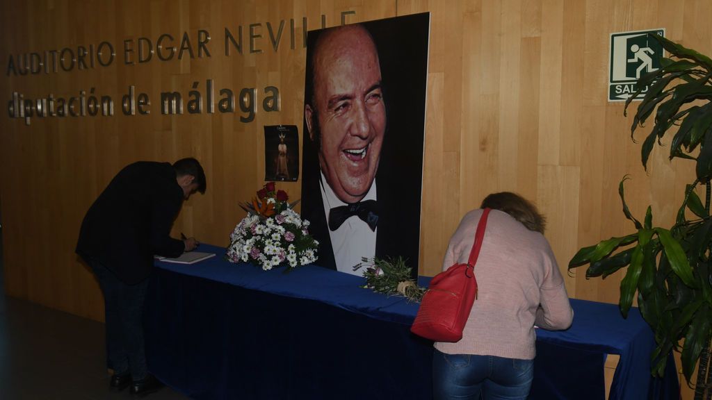 Personas anónimas firman el libro de condolencias en el auditorio de Málaga