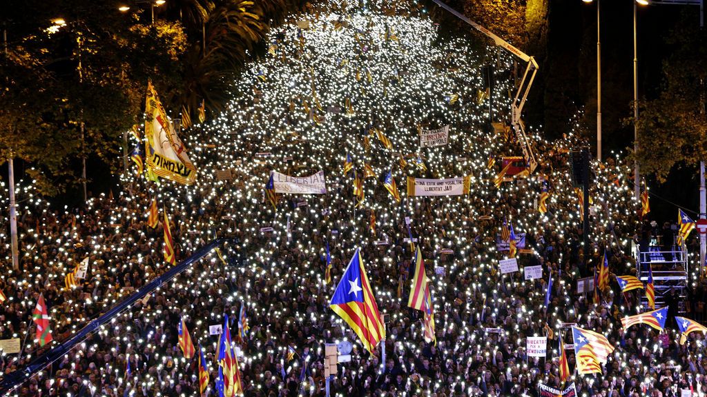 Miles de personas se manifiestan en Barcelona para exigir la libertad de los exconseller y los 'Jordis'