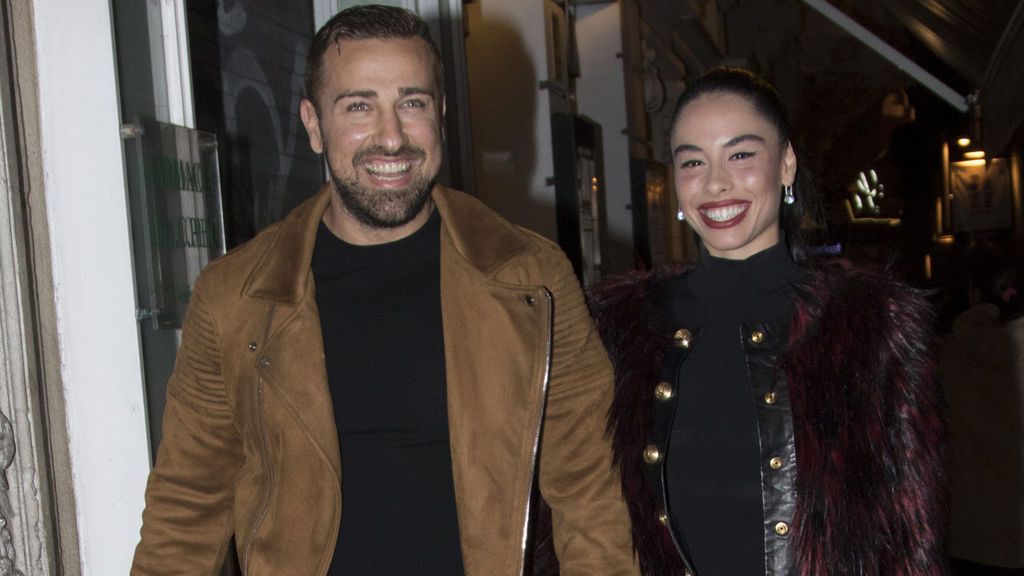 Rafa Mora y su novia llegando al cumpleaños de Belén Esteban