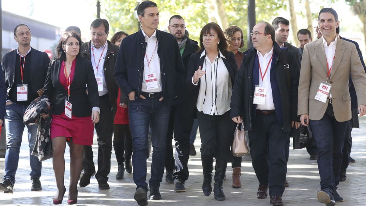 El secretario general del PSOE, Pedro Sánchez, y la presidenta, Cristina Narbona, junto a otros líderes socialistas, se dirigen a la reunión del Comité Federal del partido, tras haber celebrado el Consejo de Política Federal, esta mañana en Alcalá de Henares (Madrid).