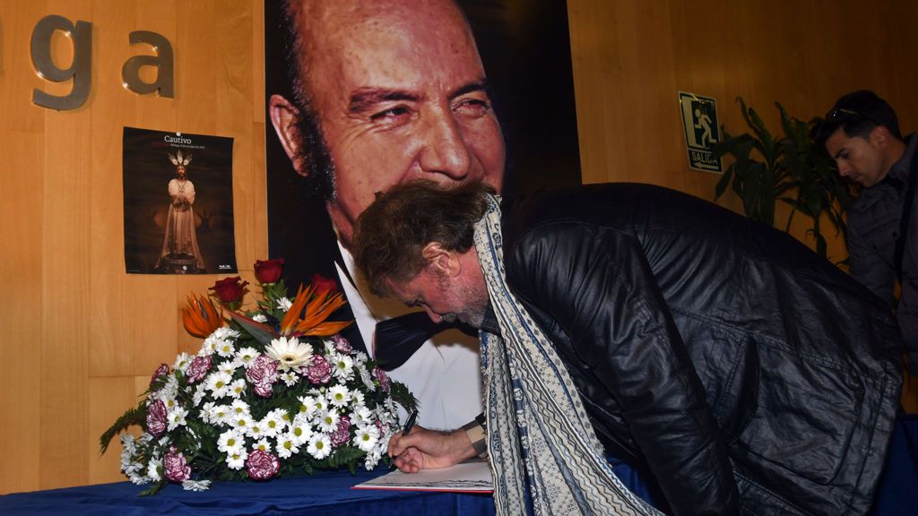 Bigote Arrocet firma el libro de condolencias de su gran amigo