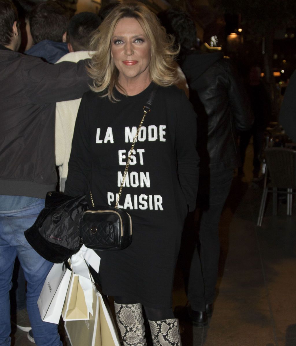 Lydia Lozano, con regalos en mano, posa a la entrada de la discoteca