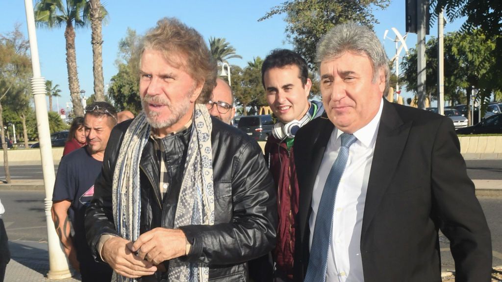 Edmundo Arrocet, a su llegada al tanatorio