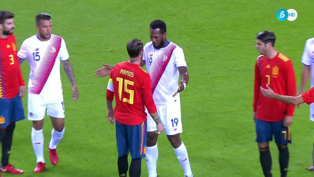 Saltan chispas entre Sergio Ramos y Waston: empujón y encontronazo de dos torres