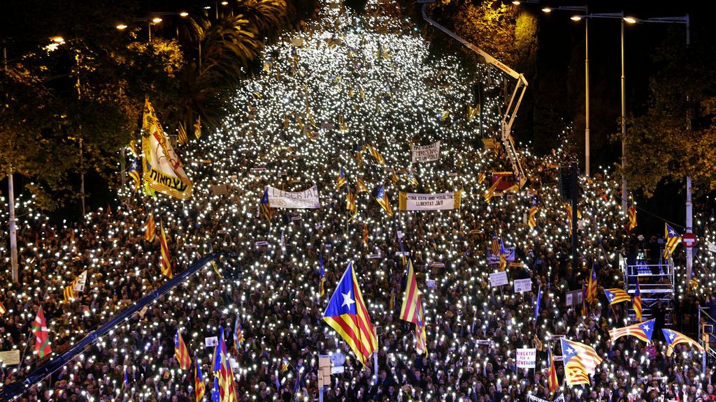 Miles de personas se manifiestan en Barcelona para exigir la libertad de los exconseller y los 'Jordis'