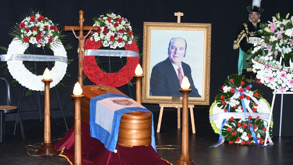 "Hasta luego, Lucas", el mensaje de una de sus coronas de flores