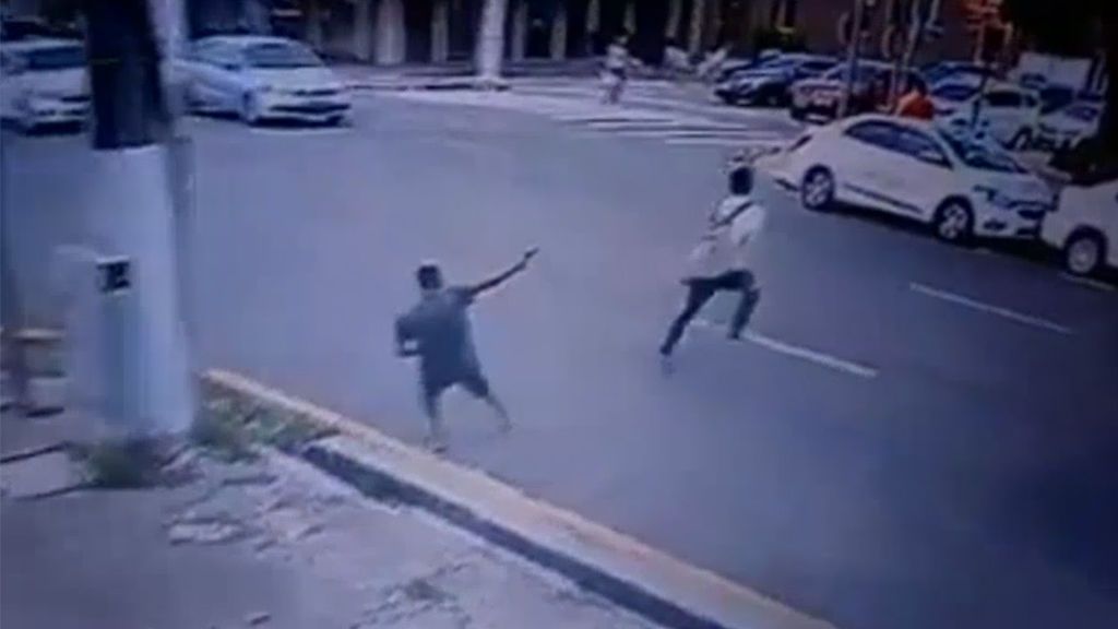 Un ladrón dispara a un joven en la cabeza para impedir que huya de él