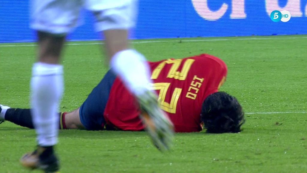 ¡Vaya entradón! Isco se queja de la rodilla, es atendido y se retira cojeando del césped